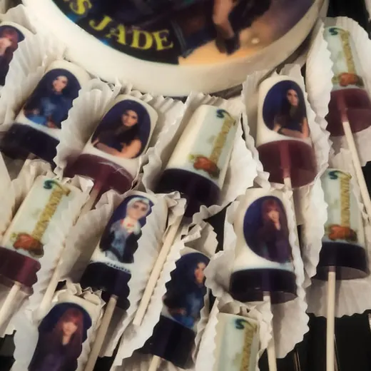 Gelatina grande de cumpleaños con gelatinas en paleta temáticas