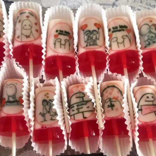 Gelatinas en paleta rojas con dibujos impresos