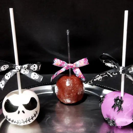 Manzanas de Halloween: calavera, roja y morada con araña